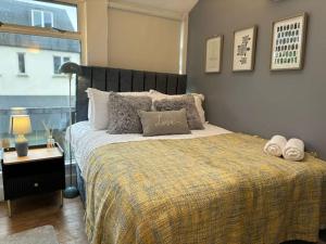 Postel nebo postele na pokoji v ubytování The Urban Retreat 4bdr sleep 14