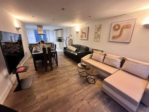 TV a/nebo společenská místnost v ubytování The Urban Retreat 4bdr sleep 14