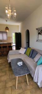 A seating area at Leodi Place