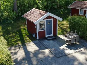 una vista aérea de un cobertizo rojo con una puerta en Malmköpings Bad & Camping, en Malmköping