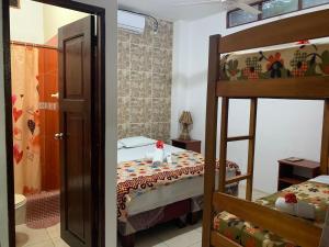Hostal Casa Taisha tesisinde bir odada yatak veya yataklar