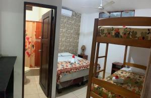 Hostal Casa Taisha في مونتانيتا: غرفة نوم مع سرير بطابقين وسلم إلى سرير بطابقين