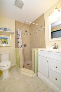 A bathroom at Relaxing Beach Suite