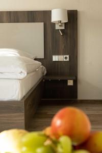 a bedroom with a bed and a bowl of fruit at Hotel-Restaurant Kelter in Esslingen