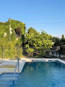 een zwembad voor een huis bij Casa Rural Pernales II in Ruidera