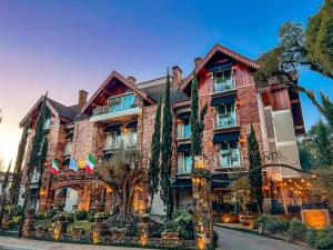 un gran edificio de ladrillo con banderas. en Hotel Valle Dincanto en Gramado