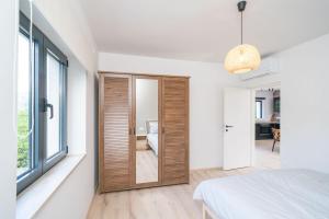 una camera da letto con porta in legno di Lucia's Residence a Mlini