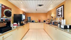 a large kitchen with a counter and aasteryasteryasteryasteryasteryasteryasteryastery at Abercorn Hotel, Trademark Collection by Wyndham in Richmond +26 photos