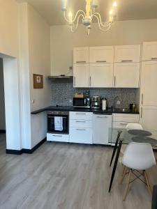Kuchyňa alebo kuchynka v ubytovaní Apartament Mikolowska 9
