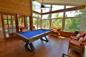 Billiards table sa Chalet Suisse, SPA, Billard, Ski et Montagne
