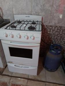 - une cuisine équipée de plaques de cuisson blanches dans l'établissement Posada Chaupihuasi, à Villa Unión