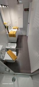 une salle de bain avec deux lits et une baignoire dans l'établissement Mirador La Villa de Laura, à Baños de la Encina