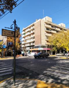 サンフアンにあるEspacioso departamento céntrico.の建物のある通りの角にある道路標識