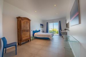 a bedroom with a bed and a dresser and a window at Unique ! Villa plain-pied vue exceptionnelle golfe St Tropez à 200 m de la plage in Sainte-Maxime +14 photos