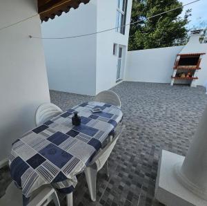 un tavolo e sedie blu e bianco su un patio di Casa dos Amigos a Ponta Delgada