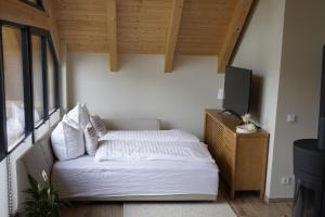 Postel nebo postele na pokoji v ubytování Tiefenbach-Chalet