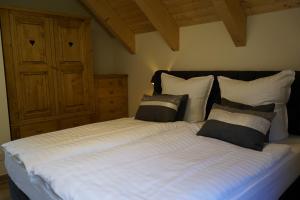 Postel nebo postele na pokoji v ubytování Tiefenbach-Chalet