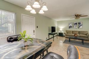 Μια τηλεόραση ή/και κέντρο ψυχαγωγίας στο 3 Mi to Dtwn Dallas Condo with Walkable Location!