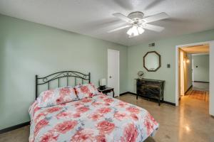 Ένα ή περισσότερα κρεβάτια σε δωμάτιο στο 3 Mi to Dtwn Dallas Condo with Walkable Location! +17 φωτογραφίες