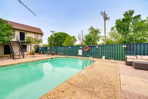 Πισίνα στο ή κοντά στο 3 Mi to Dtwn Dallas Condo with Walkable Location!