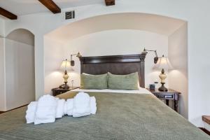 a bedroom with a large bed with two lamps at Heated Pool & Hot Tub Access, Walk 2 Omni Resort, Free Parking, Wi-Fi, Washer & Dryer in Encinitas +28 photos