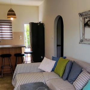 A seating area at Leodi Place