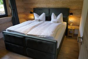Postel nebo postele na pokoji v ubytování Tiefenbach-Chalet