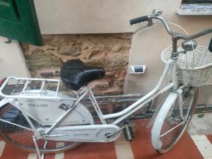 een witte fiets geparkeerd naast een muur bij La casa di Noah in Montecatini Terme