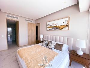 a bedroom with a large bed in a room at Elegante departamento en Nuevo Vallarta in Bucerías