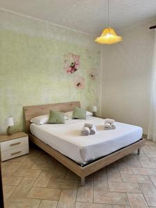 una camera da letto con un letto e asciugamani di Il Golfo di Cofano a Custonaci