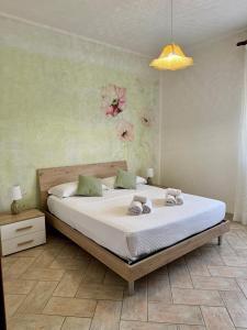 a bedroom with a bed with towels on it at Il Golfo di Cofano in Custonaci