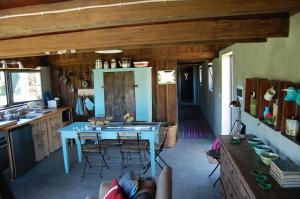 una cocina con una mesa azul y algunas sillas en Casa de Cabanelas, en Bustelo