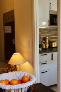 un tazón de naranjas en una cocina con lámpara en Art Hotel Pandos, en Tabiano