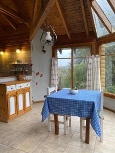 une cuisine avec une table et un chiffon bleu dans l'établissement Casitas patagonicas, à Villa La Angostura