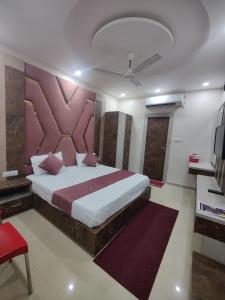 Giường trong phòng chung tại Hotel KESAR Chitrakoot
