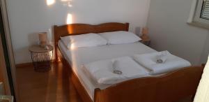 Postel nebo postele na pokoji v ubytování Apartments Kalajžić