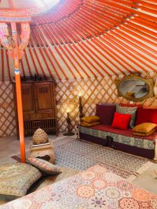 里瓦羅哈德圖里亞的住宿－Yurta Arco Iris，一间设有圆顶帐篷的客房,配有一张床和地毯