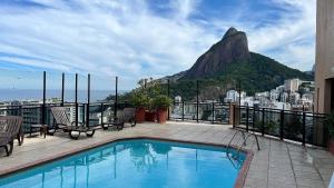 una piscina en un balcón con vistas a la montaña en 180m PRAIA DO LEBLON, 2 Suítes, Vista Mar, ANDAR ALTO, Piscina etc en Río de Janeiro