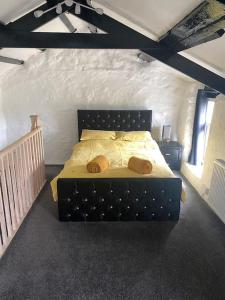 En eller flere senge i et værelse på Bumblebee Cottage + 12 billeder