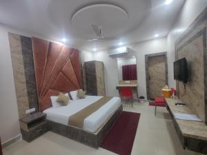 Giường trong phòng chung tại Hotel KESAR Chitrakoot