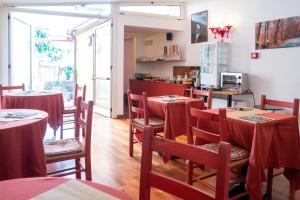 a restaurant with tables and chairs in a room at Hotel alla giustizia in Mestre