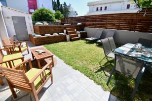 Vonkajšia záhrada v ubytovaní Dionysus seaside villa