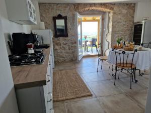 Kuchyňa alebo kuchynka v ubytovaní Stone House Rosuja