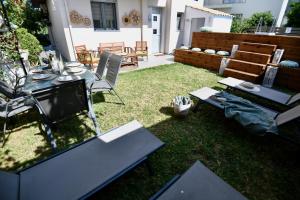 Vonkajšia záhrada v ubytovaní Dionysus seaside villa