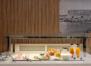 uma cozinha com um balcão com comida em Athinaiko Hotel em Heraclião