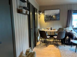 a small dining room with a table and chairs at Cozy cabin with a view in Kvamseter