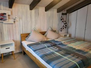 een slaapkamer met een groot bed met een houten hoofdeinde bij Hotel Platten Apartment in Gersau