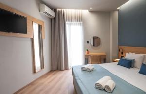Llit o llits en una habitació de Athinaiko Hotel
