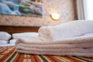 a pile of towels sitting on top of a table at Hotel alla giustizia in Mestre