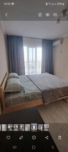 um quarto com uma cama grande em frente a uma janela em 2-комнатная квартира в административном центре. em Türkistan